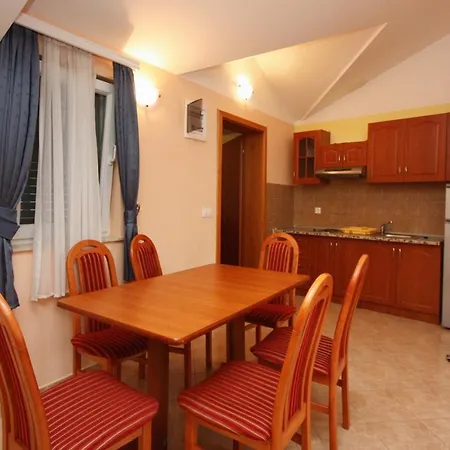 Apartment By The Sea - 3200 *