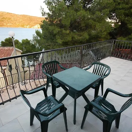 Apartment By The Sea - 3200 *